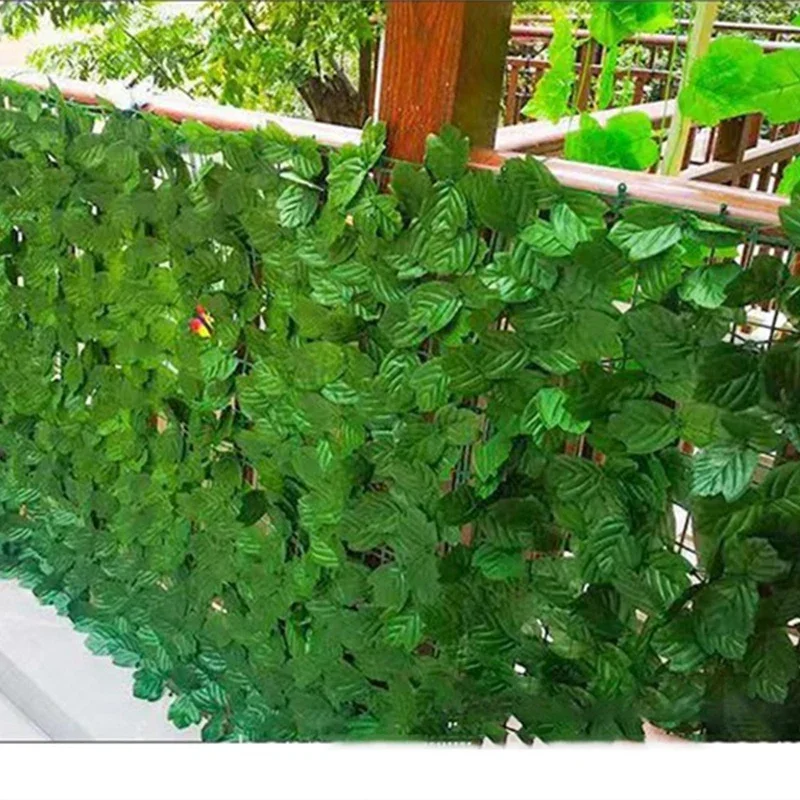Panel za zasebnost z umetnimi listi